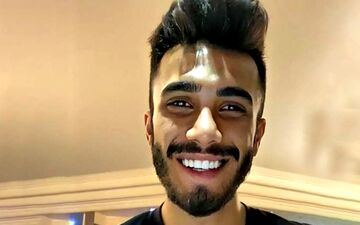 مهراد جم ۲۶ ساله شد | عکسی از جشن تولد مهراد جم با یک کیک و تنها!
