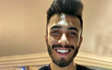 مهراد جم ۲۶ ساله شد | عکسی از جشن تولد مهراد جم با یک کیک و تنها!
