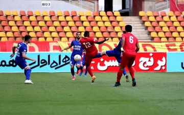 حضور یک جادوگر یا رمال در کنار زمین بازی استقلال و فولاد