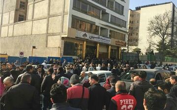 سپرده‌گذاران موسسه مالی و اعتباری کاسپین دست به تجمع زدند