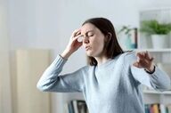 سرگیجه همیشه بی‌خطر نیست؛ این علائم را جدی بگیرید