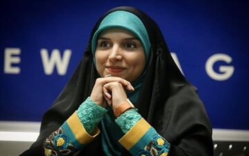 مجری زن: بخاطر وسوسه بازیگری، چادرم را کنار نمی‌گذارم