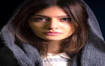 پوشش و حجاب متفاوت پردیس احمدیه در یک مراسم