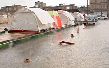 برچیده شدن چادر زلزله زدگان قصرشیرین با باد و باران + فیلم