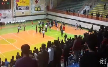 
فیلم/ درگیری شدید بازیکنان دو تیم فوتسال سن ایچ ساوه و شهروند ساری
