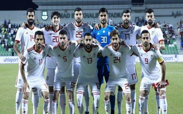 یک خواننده گمنام سرود جدید تیم ملی را می خواند