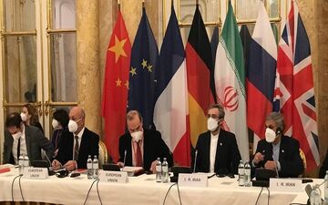 منبع ایرانی: از لغو کامل تحریمها عقب‌نشینی نخواهیم کرد