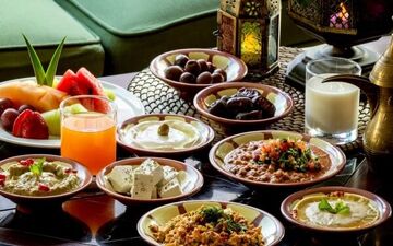 چه چیزهایی بخوریم که در طول روزه داری تشنه نشویم؟