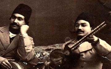 عصر قاجار در قاب تصویر: دستۀ مطرب‌ها پای بساط کباب + عکس