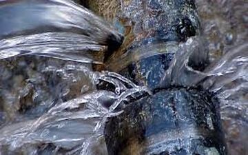 اعزام دو اکیپ برای تعمیر خط لوله آب پلدختر