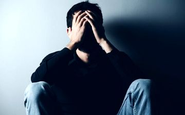 ۴ نشانه ناخودآگاه که از دل‌شکستگی و درد پنهان مردان پرده برمی‌دارد