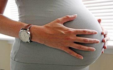 چرا جنین باید در رحم مادر حرکت کند؟