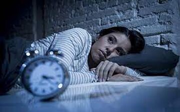  از چرت زدن تا ورزش بیش از حد؛ ۵ عادت بدی که خوابتان را مختل می‌سازد