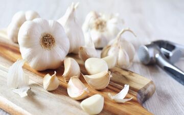 میل عجیب به سیر؛ علامتی پنهان از یک مشکل گوارشی