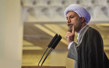 امام جمعه شیراز: ملت اجازه مذاکره دادند اما آماده حرکت انقلابی هستند
