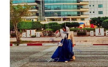 دامن عجیب و غریب خانم بازیگر وسط خیابان + عکس