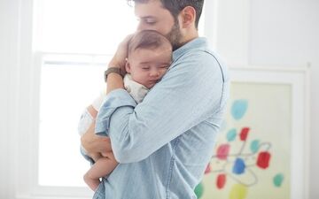 نوزاد را زیاد در آغوش بگیریم خوب است یا بد؟