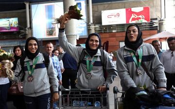 هدیه سهیلا منصوریان به کودکان زلزله زده/ کاش در شرایط بهتری به کرمانشاه می‌رفتم