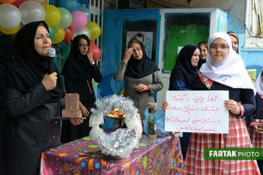 پاسداشت روزمعلم در دبستان غیر انتفاعی مفید و تجلیل از دانش‌آموزان برتر  ناحیه سه کرمانشاه 