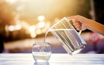 در گرمای شدید چند لیوان آب بنوشیم؟