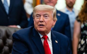 سناتور آمریکایی خواستار استیضاح ترامپ شد 