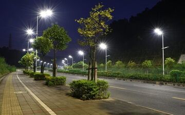 روشنایی متنوع و کارآمد با چراغ خیابانی، پریز کابینتی ملونی و پرژکتور نمانور