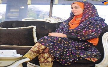لباس عجیب و غیر معمولی بازیگر زن مشهور در برنامه زنده+ عکس