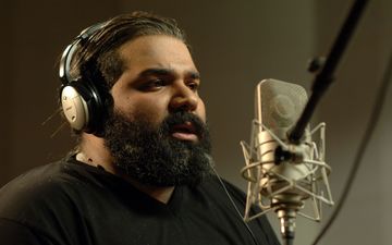 آقای مشکی پوش به احترام زلزله زده ها سفید پوش شد+عکس