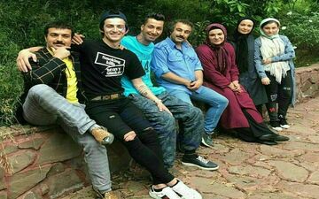 شلوار عجیب سردار آزمون در پشت صحنه پایتخت 5 + عکس