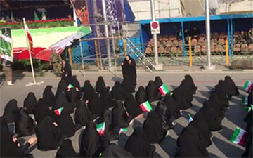 حضور یکپارچه و منظم دانش آموزان دختر در راهپیمایی 22 بهمن 96 + فیلم
