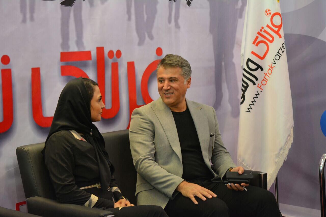 گزارش تصویری / محمد رضا عیوضی خواننده خوش صدای پاپ ایران در غرفه فرتاک نیوز