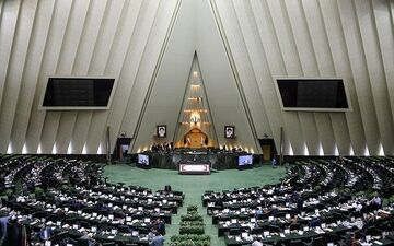 مجلس به برنامه‌های دولت برای هزینه‌کرد یک میلیارد یورو از صندوق توسعه ملی رسیدگی می‌کند