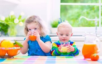 هشدار به والدین؛دادن این خوراکی ها به کودکان زیر یک سال ممنوع!