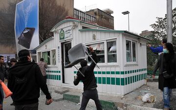  رمزگشایی از ۶ دی ۸۸/ سریال هتک‌ حرمت‌های فتنه‌گران از چه تاریخی کلید خورد؟