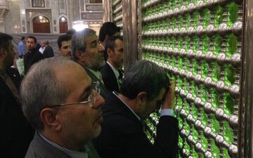 عکس/ احمدی نژاد و همراهانش در حرم امام خمینی (ره)