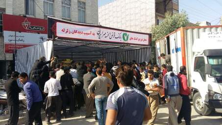 بازدید میدانی مدیرعامل بانک قرض الحسنه مهر ایران و  توزیع  اقلام مورد نیاز در بین مردم سرپل ذهاب +تصاویر