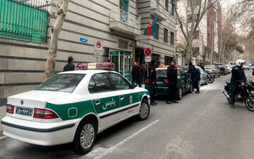 لحظه ورود مهاجم با خودرو پراید به سفارت جمهوری آذربایجان + ویدئو