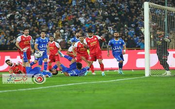 تصاویری جذاب از جدال دیدنی استقلال و پرسپولیس در دربی ۱۰۲