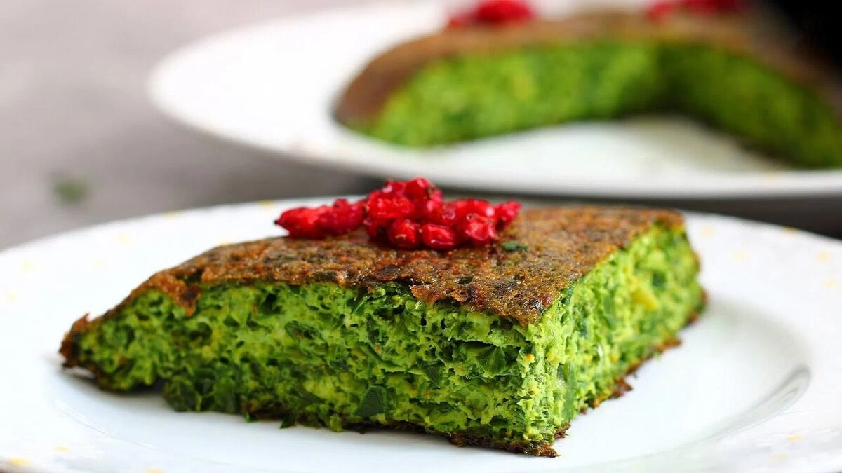 کوکو سبزی مجلسی با زرشک و گردو؛ طعمی رستورانی در خانه!