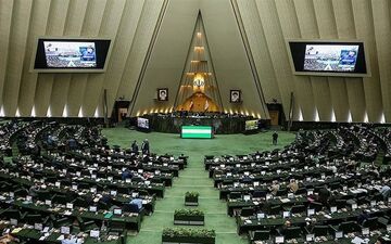 جمعی از معلمان بازنشسته مقابل مجلس تجمع کردند

