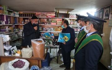 توزیع ۲۰۰ بسته فرهنگی میان اصناف قم در مسیر ورود حضرت معصومه(س)