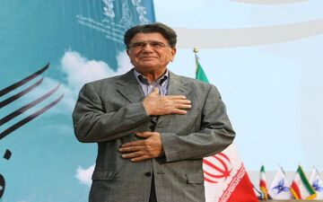 اهدای مدال خلاقیت وایپو به استاد شجریان

