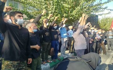 مشت‌های گره‌کرده تهرانی‌ها در حمایت از پیامبر مهربانی‌ها
