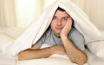 چرا با وجود خواب‌آلودگی به خواب نمی‌رویم؟
