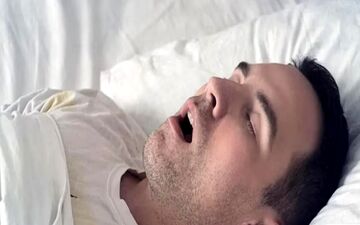 اگر شما هم این حرکت را موقع خوابیدن انجام می دهید نگران باشید