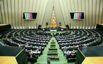 لاریجانی: چرا در جامعه به خلاف می گویند مجلس حقوق های نجومی را قانونی کرد؟