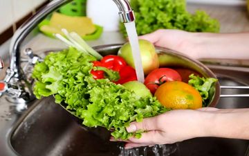 با این روش‌ها، سموم را از سفره خود دور کنید؛ راهنمای جامع شستشوی میوه و سبزیجات!
