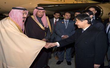 سفر تجملاتی ملک سلمان به ژاپن/ 100 لیموزین و دو پلکان طلاکاری شده