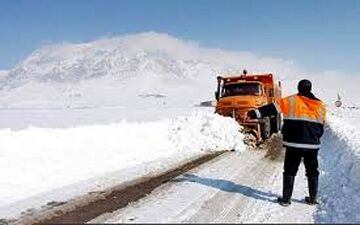 انجام بیش از ۶۸۰۰ کیلومتر‌باند برف‌روبی در محورهای مواصلاتی استان کرمانشاه 



