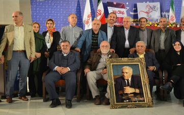 فرتاک نیوز برگزار نمود؛ پاسداشت نیم قرن تلاش در عرصه رسانه و ورزش، تجلیل از استاد منوچهر زندی به روایت تصویر